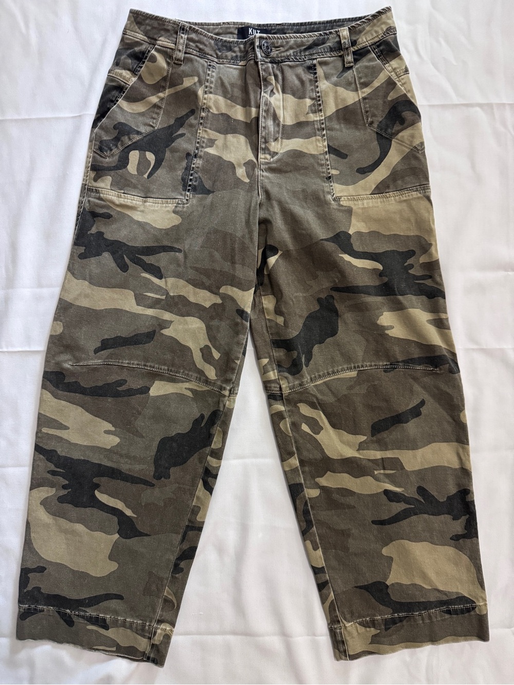 KUT from the Kloth Ashton High rise Wide Leg Barrel, Camo in Olive Size 8 EUC - Picture 3 of 7